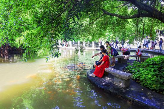以“森林+人文旅游”的方式,开发生态旅游精品
