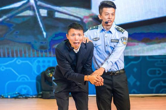 反诈骗主题小品表演《一墙之隔》