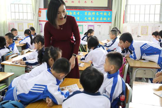 老师给学生上反诈宣传课
