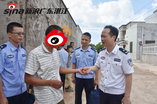 (周岳林走访在逃人员家属 张志莹 摄)