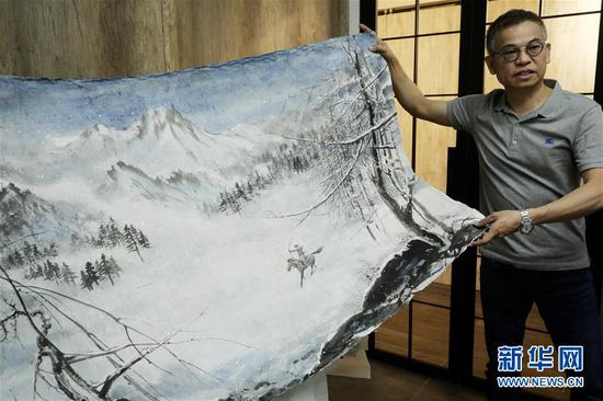 画家李志清在香港的工作室展示他画笔下的金庸作品和人物(11月1日摄)。新华社发(王申 摄)