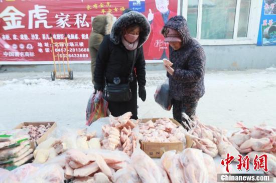 天气越来越冷，冻货已经摆上漠河市街头。