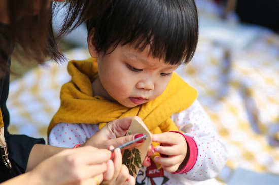 孩子和家长一起用干花和竹片DIY花书签