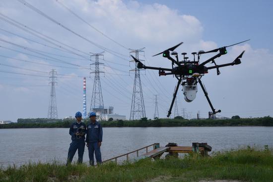 8月9日，佛山供电局输电管理所无人机团队—“佛电空军”对220千伏德旭甲乙线的线行通道和杆塔设备等进行数据采集和厘米级建模。