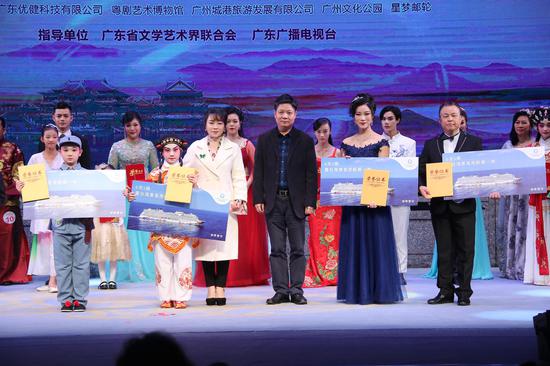 广东广播电视台副台长曾少华(右三)、广东省曲艺家协会主席梁玉嵘(左三)为金奖选手颁发证书