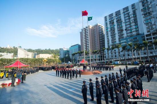 资料图:澳门特区政府在金莲花广场举行升国旗、区旗仪式,庆祝澳门回归。中新社记者 龙土有 摄