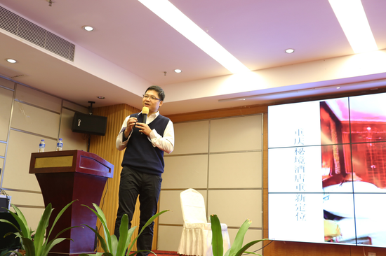 (演讲中的金牌讲师郑叫兽)