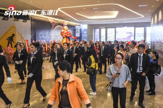 第一批进入华都汇的市民们