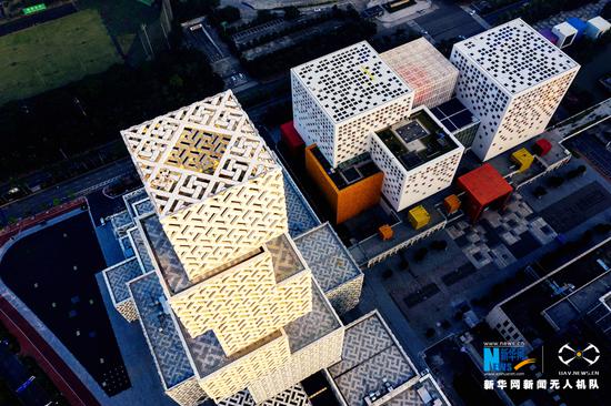 活泼、色彩兼备的建筑造型为这座建筑倍添魅力。新华网发(招力行摄)