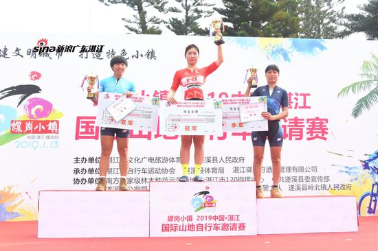 赵琴、薛丽云、陈颖获得女子个人组前三名 张韵怡摄