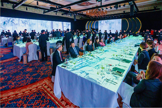 “2019黑珍珠餐厅指南尊享晚宴”也于当晚在威尼斯人宴会厅举行。五位明星级大厨以“传统与创新”为题,各自带来专属定制菜单,为贵宾精心准备一场撼动味蕾的八道菜顶级盛宴。