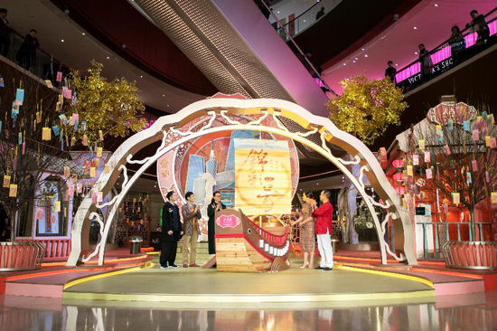 太古汇(广州)发展有限公司总经理黄瑛女士与嘉宾为活动“扬帆”揭幕
