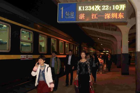 春运节前由始发站起K1234次(湛江—深圳东)取消东莞站(王志强摄)春运节前由始发站起K1234次(湛江—深圳东)取消东莞站(王志强摄)