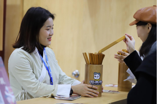 参展观众在周黑鸭卤味铺参与抽奖