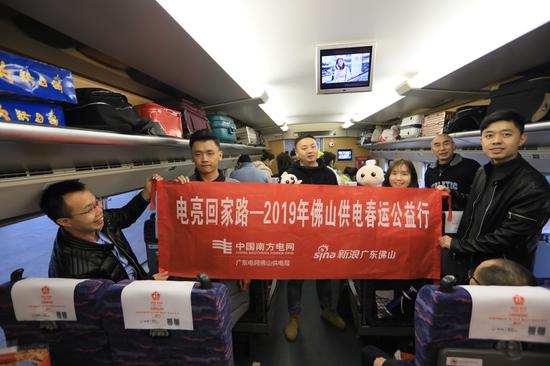 1月27日,余邱雪与1000多名城市追梦人一同乘坐幸福列车回家团圆。