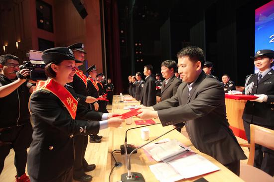 表彰一批先进集体和民警