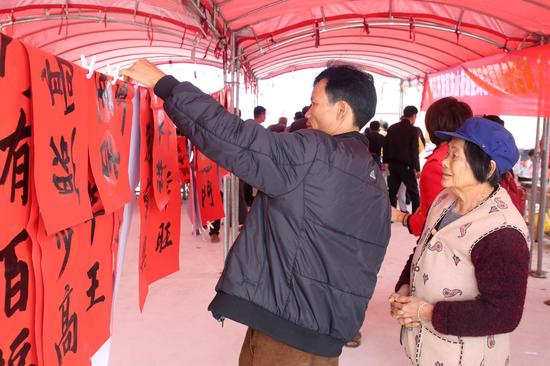 新春下基层，为村民送出对联和福字贴