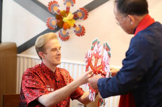 梁老师指导Hazza制作风车。