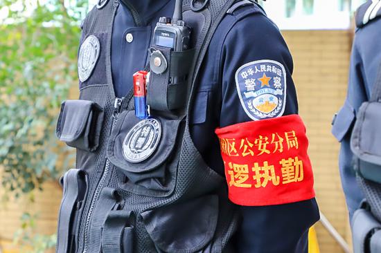 (工作衣着装备,随身携带手铐、警棍、警用手电)