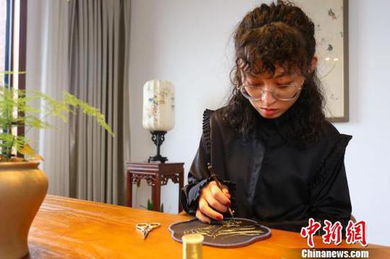 兰州“90后”绣娘刘瑶用刺绣的形式表现“敦煌手姿”。 高展 摄