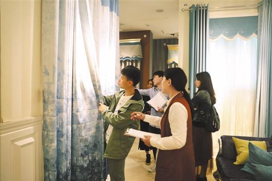 顾客在展会上参观西樵家纺