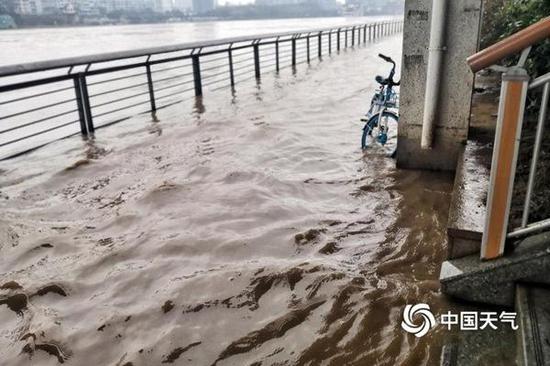 　　近日，强降雨致湘江水位暴涨，湖南永州沿江风光带的护坡及道路被吞没。曾志龙 拍摄 图片来源：中国天气网