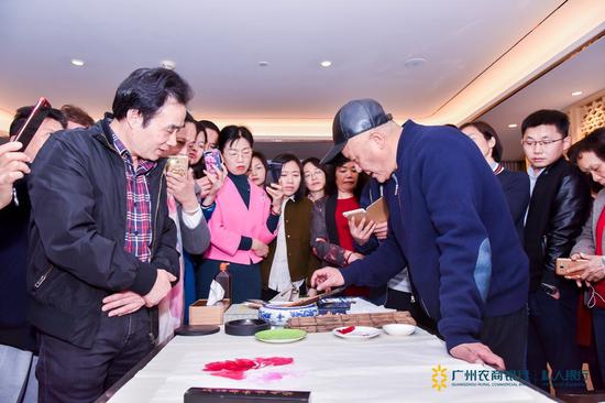 嘉宾观赏何家安老师现场作画