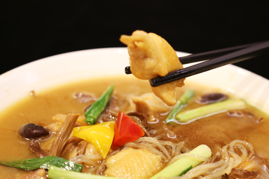 <strong>小鸡炖蘑菇配粉条</strong>