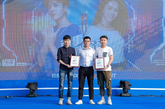 广东行销公司推广经理赵文清进行合作商家授牌仪式