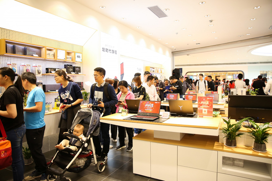 联想来酷智生活店内陈列丰富产品供消费者选择