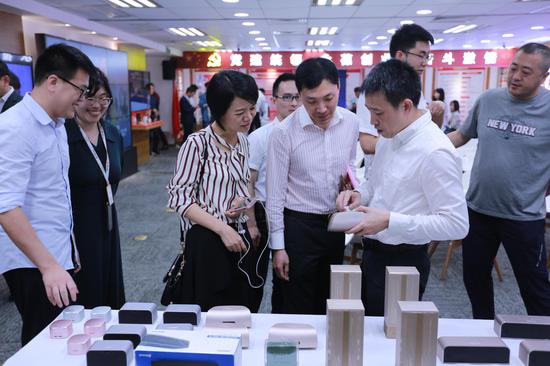联通沃音乐有限公司总经理李韩向合作伙伴介绍沃家智能产品