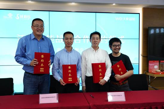 联通沃音乐有限公司总经理李韩与芋头科技(杭州)有限公司(Rokid)创始人兼CEO祝铭明、杭州涂鸦信息技术有限公司副总裁付强,东莞市台德智慧科技有限公司品牌运营总监邢素锐签署战略协议