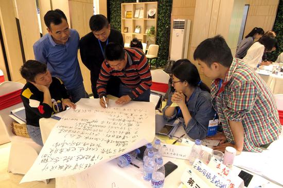学员在现场进行小组方案设计和讨论