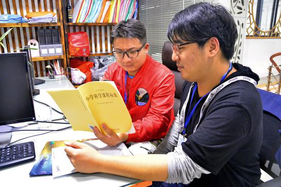 学员进行夜间学习和讨论