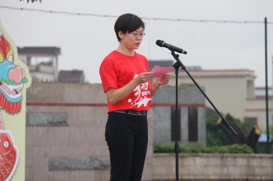 白坭镇委副书记镇长何海虹