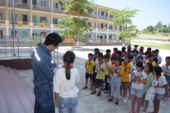 　　5月17日，东海局组织青年志愿者来到东简镇庵里小学，开展“用电安全及电力设施保护进校园”主题活动。李然 摄 （31）