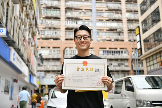 (郑先生今日在香港打印的营业执照 南方日报戴嘉信摄)