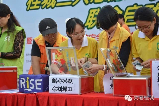 公益墟日现场摊位负责人以及义工正在努力清点善款
