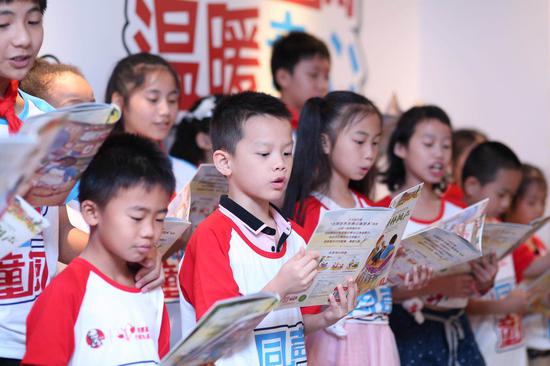 通过共读一本书打破地域，拉近了市区孩子们和远在山村小候鸟的距离