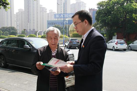 图:农行顺德分行组织向社会公众开展反洗钱宣传