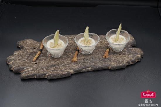 广东姜撞奶配生姜脆片和馒头碎(厨师刘文枝和美食家庄臣)