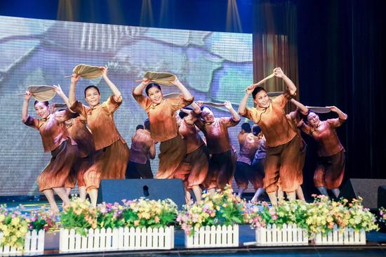 花都区老年干部大学表演舞蹈《风吹稻花香两岸》