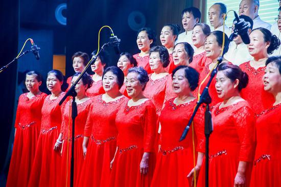 广州市增城区老干部(老年)大学表演合唱《让世界都赞美你》