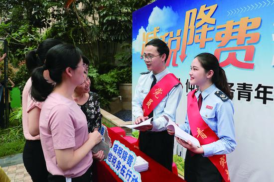 “党员先锋队““青年突击队”志愿者进社区。