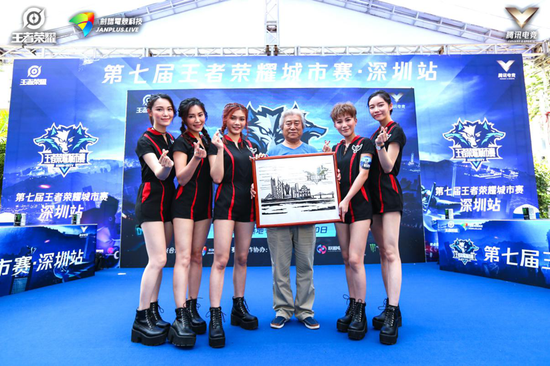 著名版画艺术家常桂林老师和Janplus剑谱电竞女子队合照