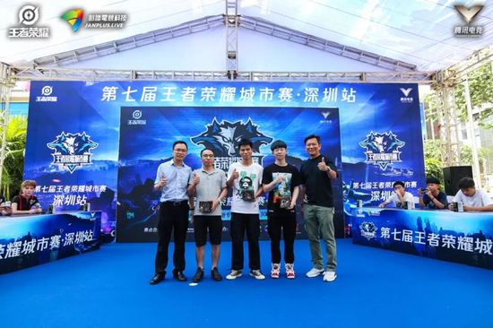 华强北街道办事处副主任杜涵涵(左一)与通天地智能产品孵化基地创始人施培营(右一)共同为现场”摇一摇”获奖者颁奖
