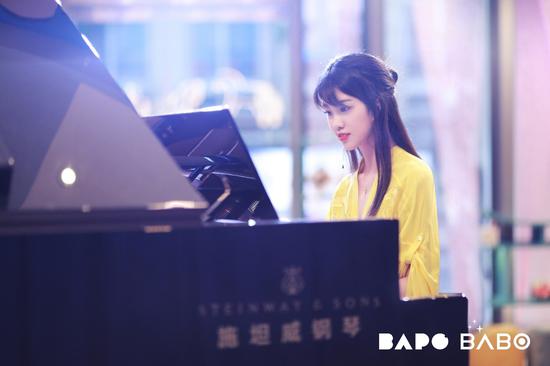 BAPO BABO品牌创始人兼董事长蔡熙敏演奏钢琴