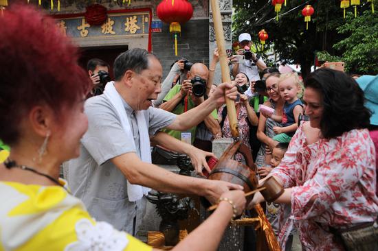 今年的塔坡庙会也吸引了外国友人来捧场(摄影:吴宇)