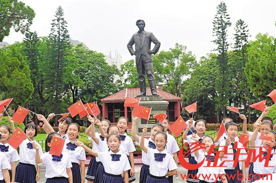 彭湃烈士铜像矗立红场广场,中小学生缅怀先烈,传承红色基因。 记者 邓勃 摄