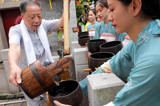 珠江形象大使手捧“传水铜磬”传递塔坡水(摄影:吴宇)